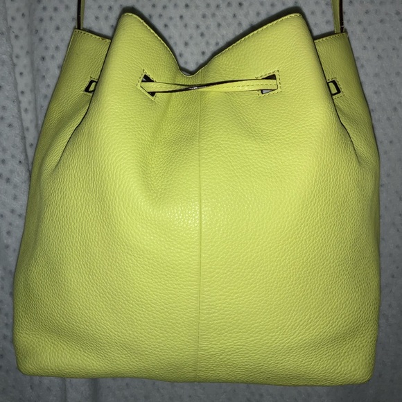 ♠️kate spade Large Pebbled Leather Crossbody Bucket bag.♠️ - Picture 4 of 8